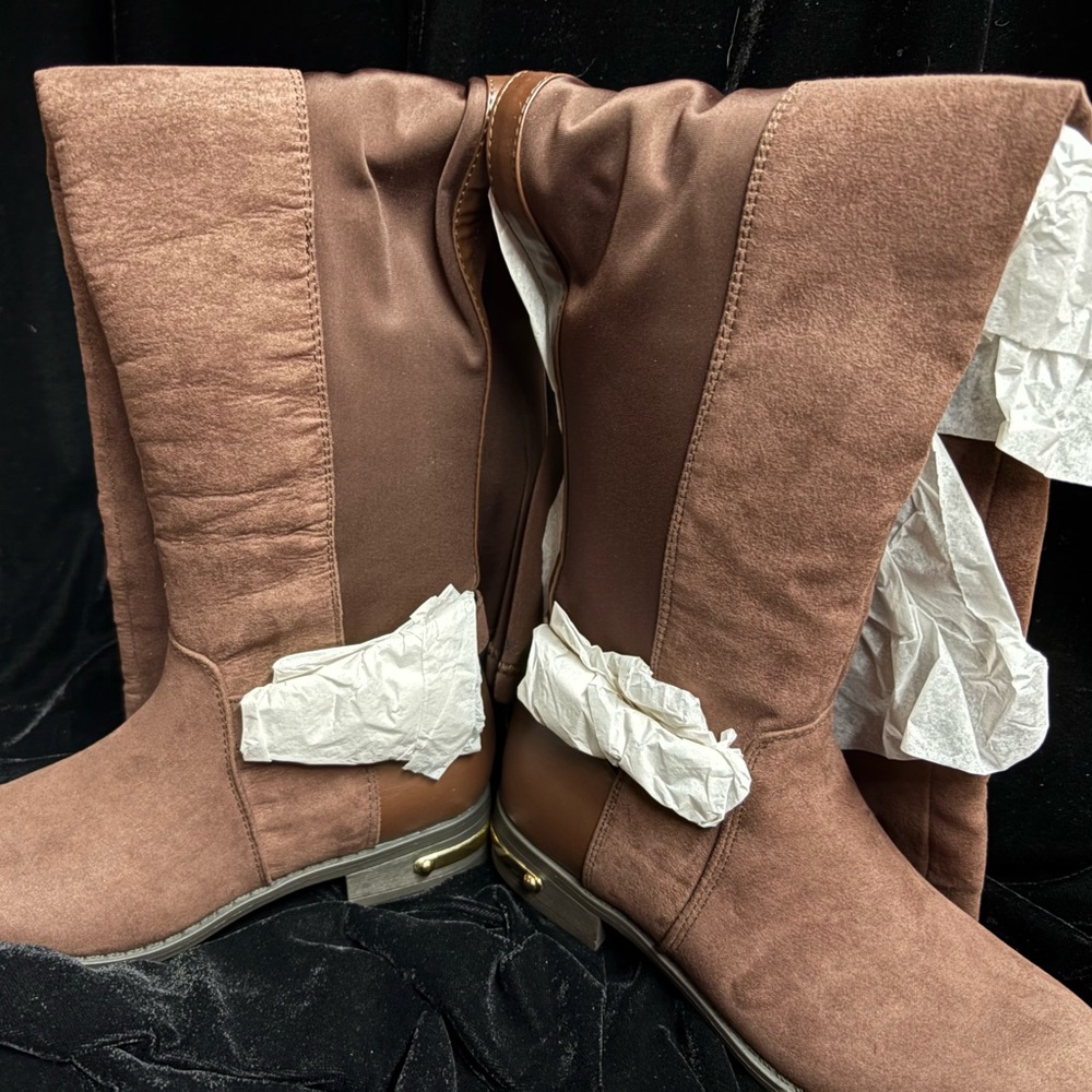New knee high flat boots. Size 5.5 dark brown in color.